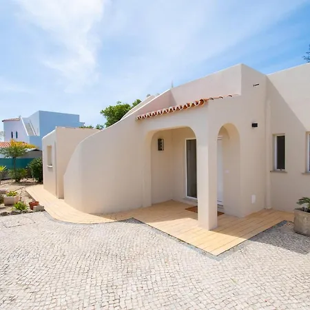 67 Adm - 3 Bed Walking Distance To