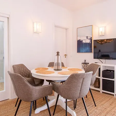 67 Adm - 3 Bed Walking Distance To *