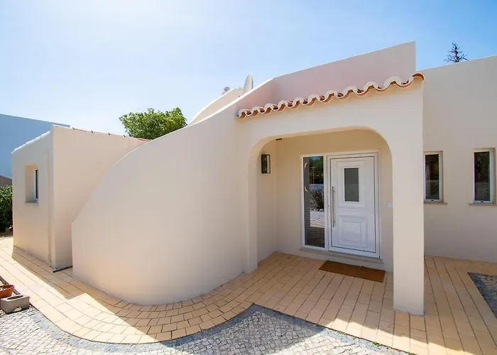 67 Adm - 3 Bed Walking Distance To Villa