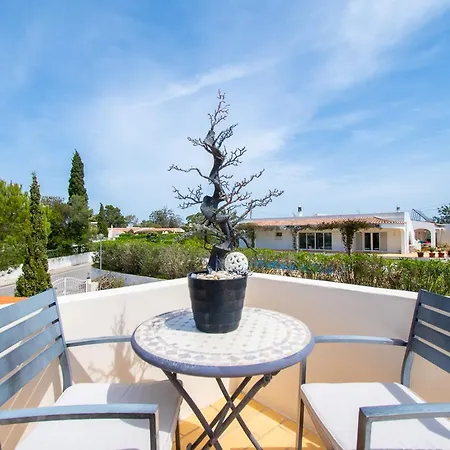 67 Adm - 3 Bed Walking Distance To *