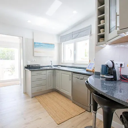 67 Adm - 3 Bed Walking Distance To